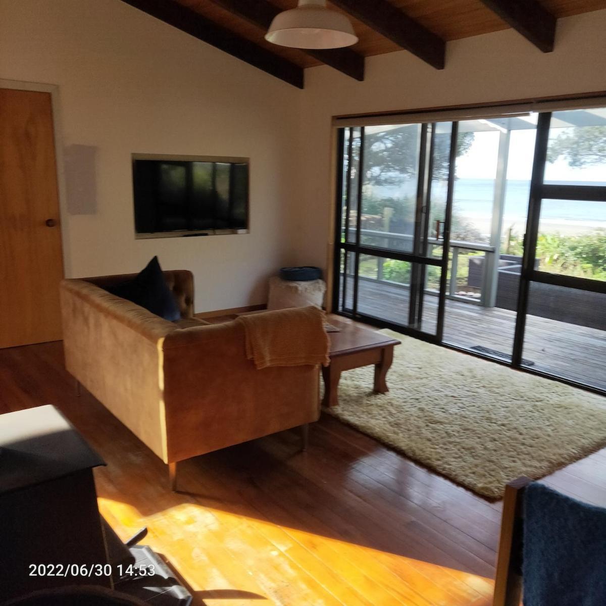 Beachfront Bliss - Your Parapara Seaside Retreat Buitenkant foto