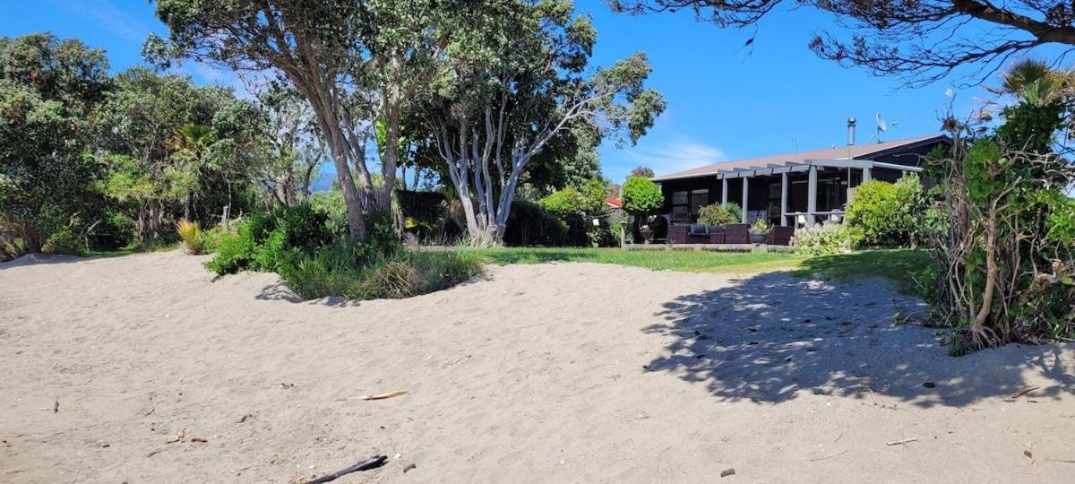 Beachfront Bliss - Your Parapara Seaside Retreat Buitenkant foto
